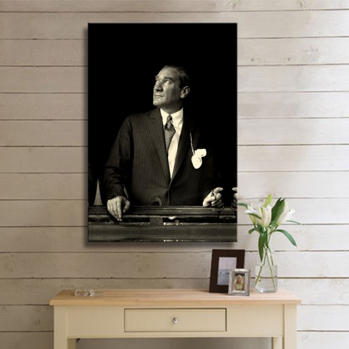 Atatürk Trenden Bakarken Siyah Beyaz Kanvas Tablo 