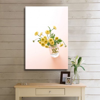 Küçük Sarı Şirin Çiçekler Vazoda Dikey Kanvas Tablo